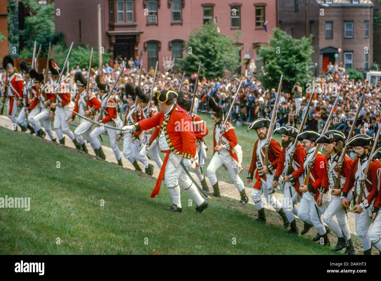 British soldiers march towards "patriots" defending fortifications in