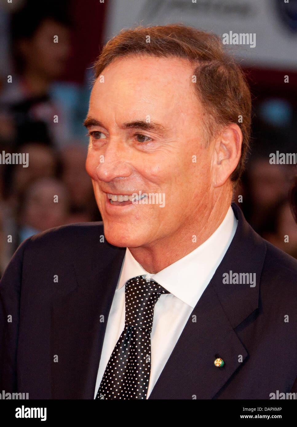 Low-Res abspeichern - warner-bros-executive-richard-fox-arrives-at-the-premiere-of-contagion-DAPXMP