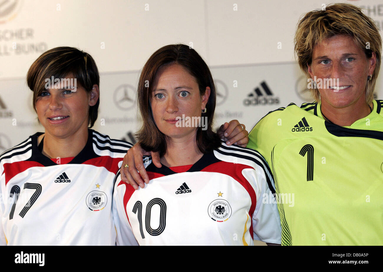 Players of German women's soccer national team (LR) Ariane Hingst