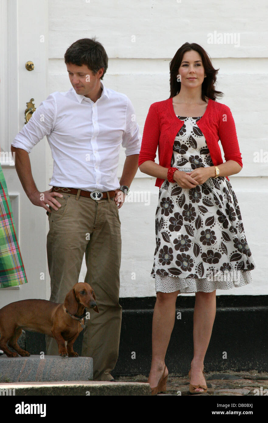 crown-prince-frederik-of-denmark-l-and-his-wife-crown-princess-mary-DB0BXJ.jpg