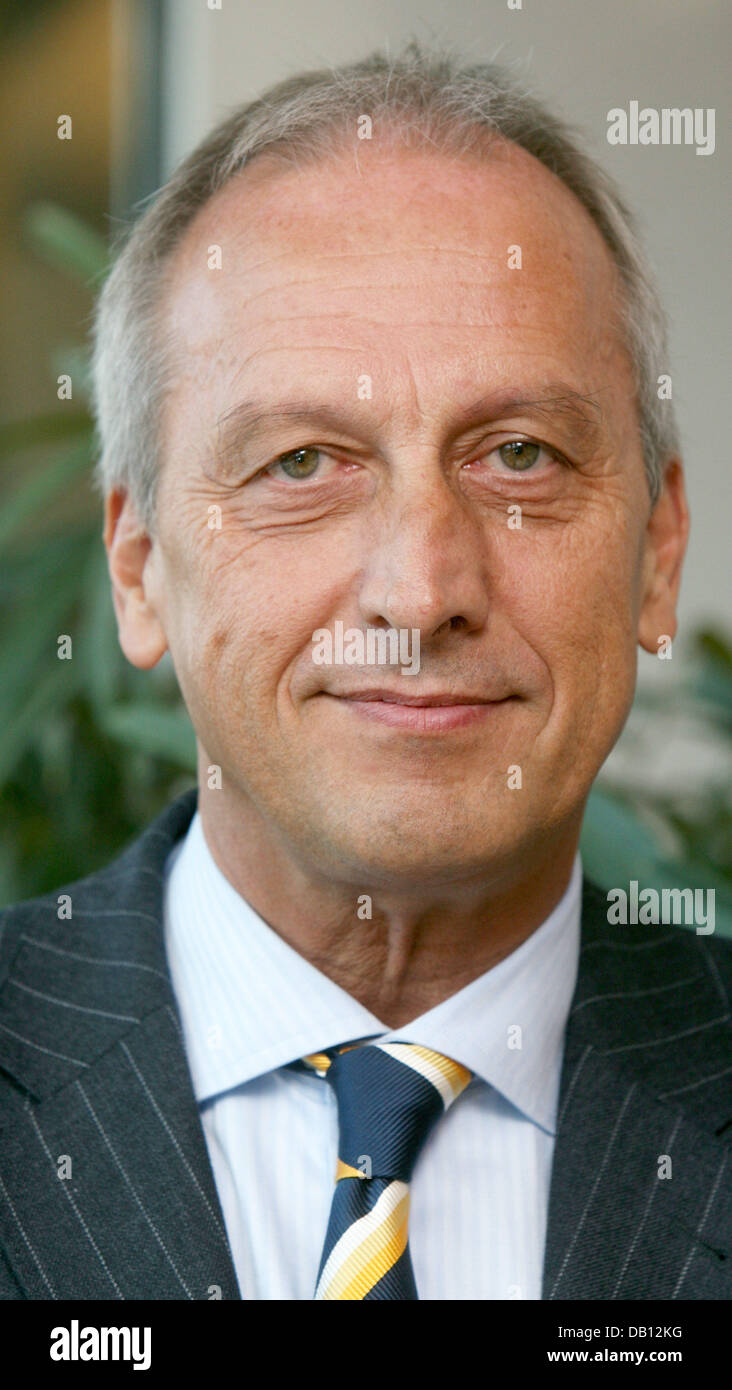 Download preview image - president-of-the-max-planck-society-peter-gruss-poses-in-his-office-DB12KG