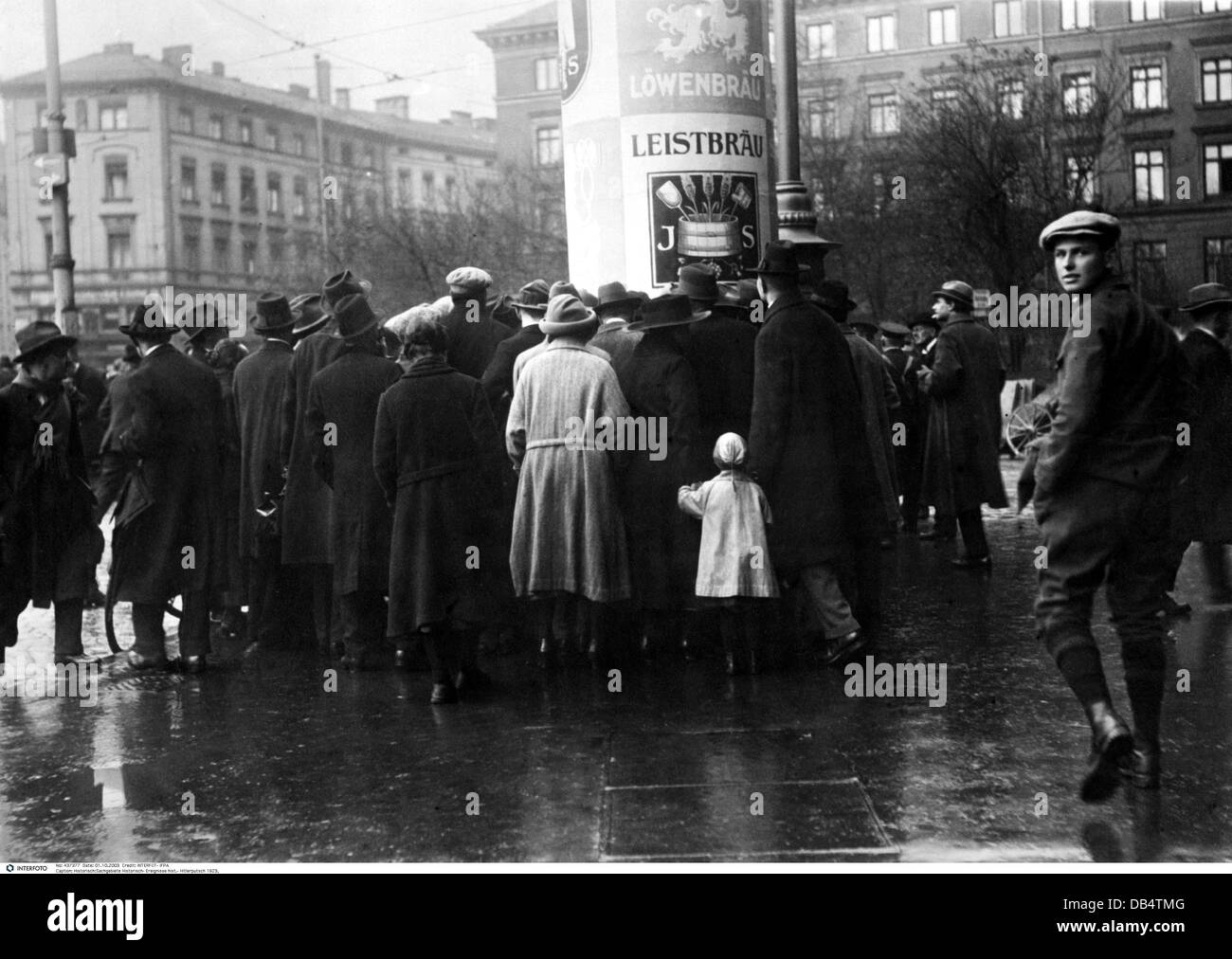events, Beer Hall Putsch 1923, crowd reading "counterdeclaration" of