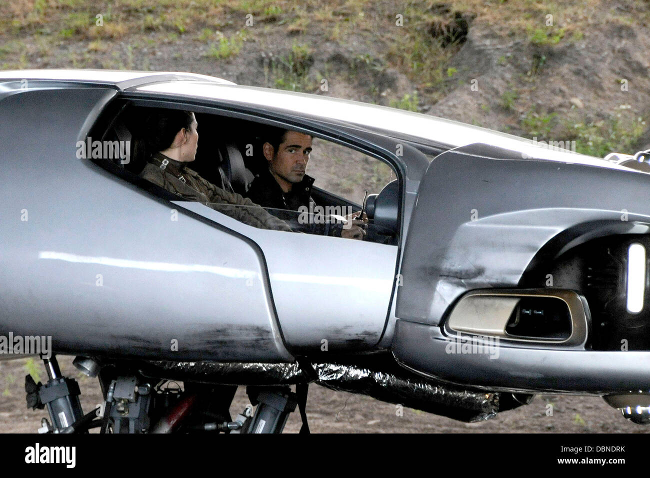 Jessica Biel And Colin Farrell On Set Of Total Recall Movie In