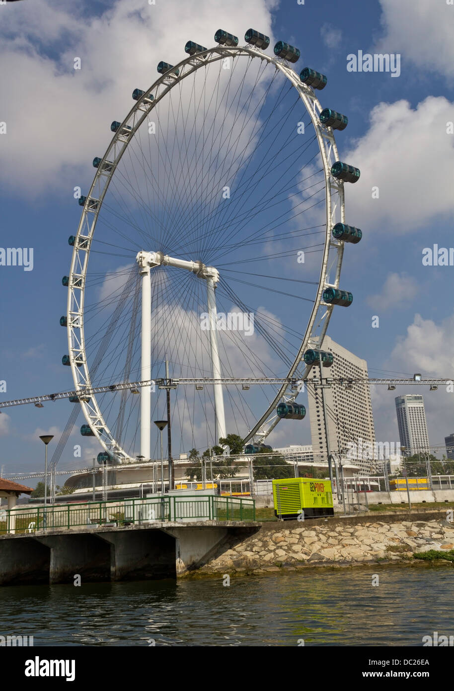 the whole structure of the singapore flyer along with the lighting singapore flyer formula 1