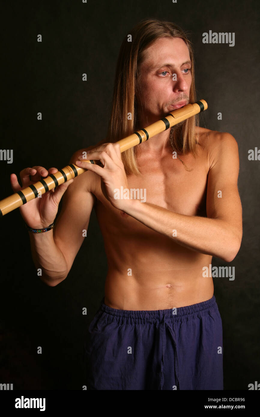 Армянка играет на кожаной флейте молодого парня