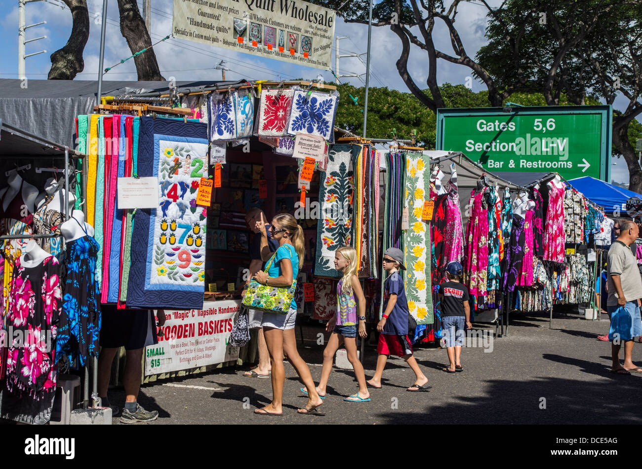 USA, Hawaii, Oahu, Honolulu. Crowds shop for quilts and clothing at