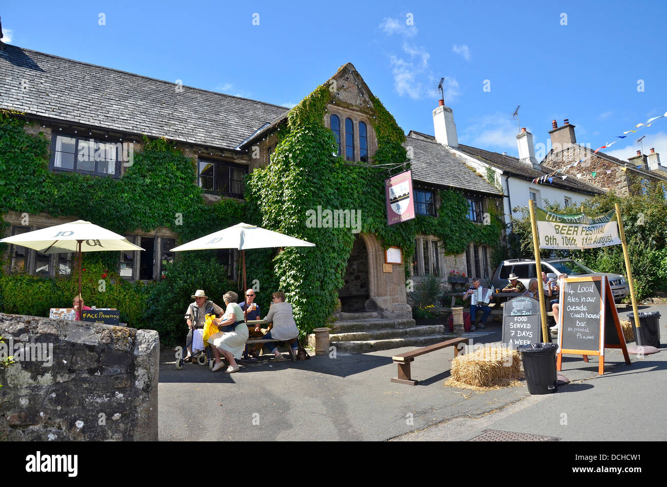 People Drinking Outside The Oxenham Arms pub, South Zeal, Dartmoor Stock Photo, Royalty Free