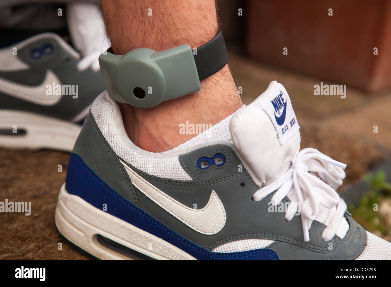 an-electronic-ankle-tag-on-a-teenage-offender-in-the-uk-identification-DD8798.jpg