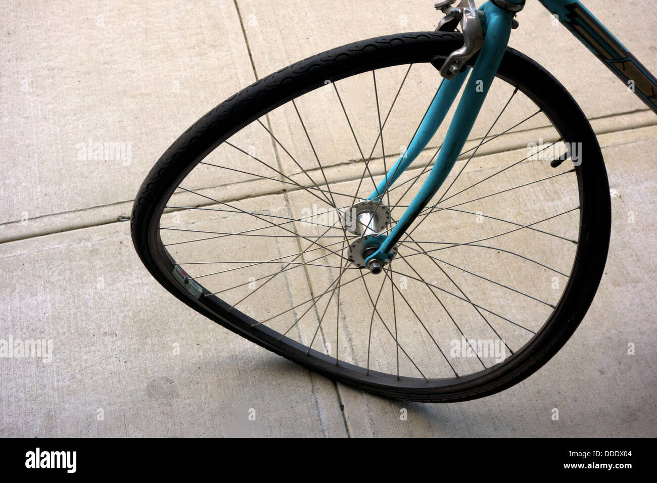 bent-bike-wheel-DDDX04.jpg