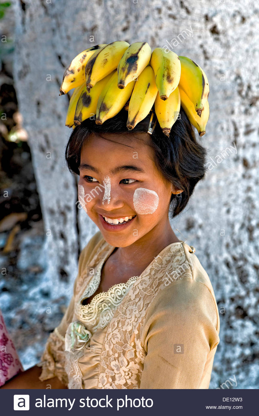 Girl with bananas on her head, Myanmar, Burma, Southeast Asia, Asia Stock - girl-with-bananas-on-her-head-myanmar-burma-southeast-asia-asia-DE12W3