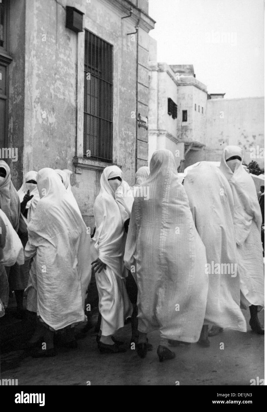 Stock Photo  geography / travel Algeria Algiers people white veiled 