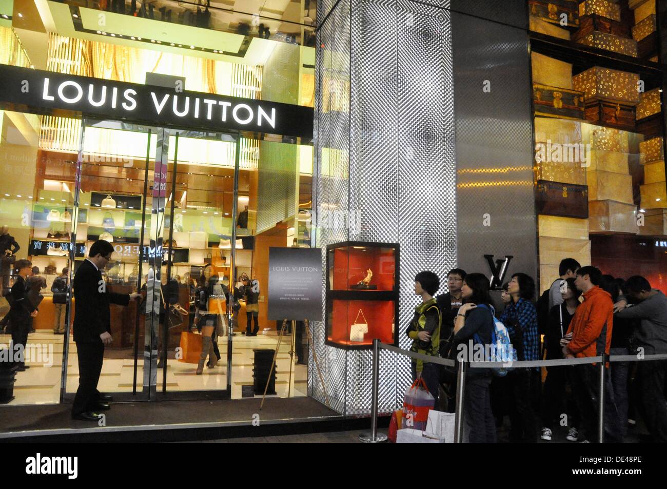 Hong Kong: people in line in front a Louis Vuitton shop in Tsim Sha Stock Photo, Royalty Free ...