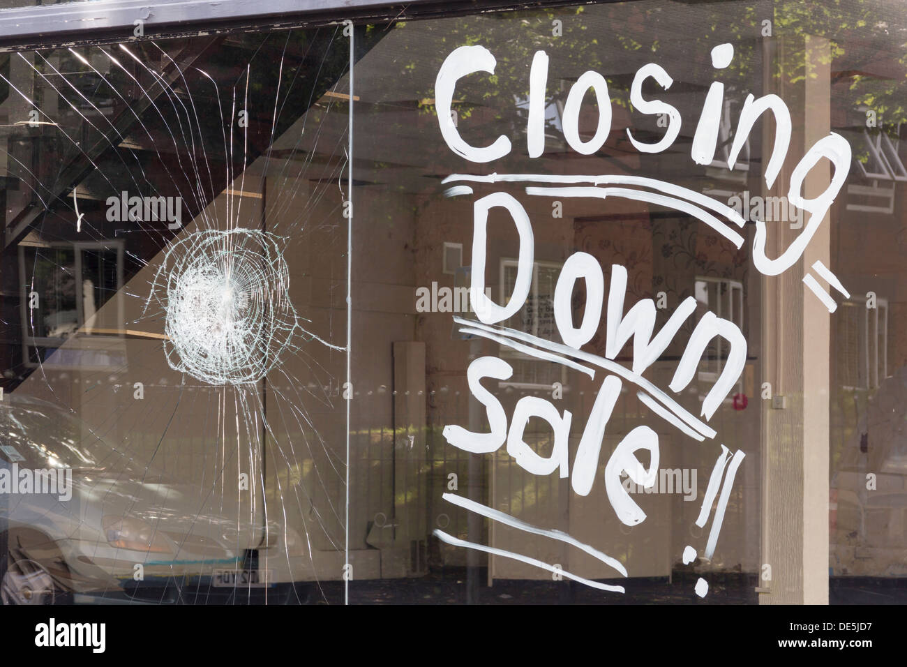 Closing_down_notice_written_in_large_whi