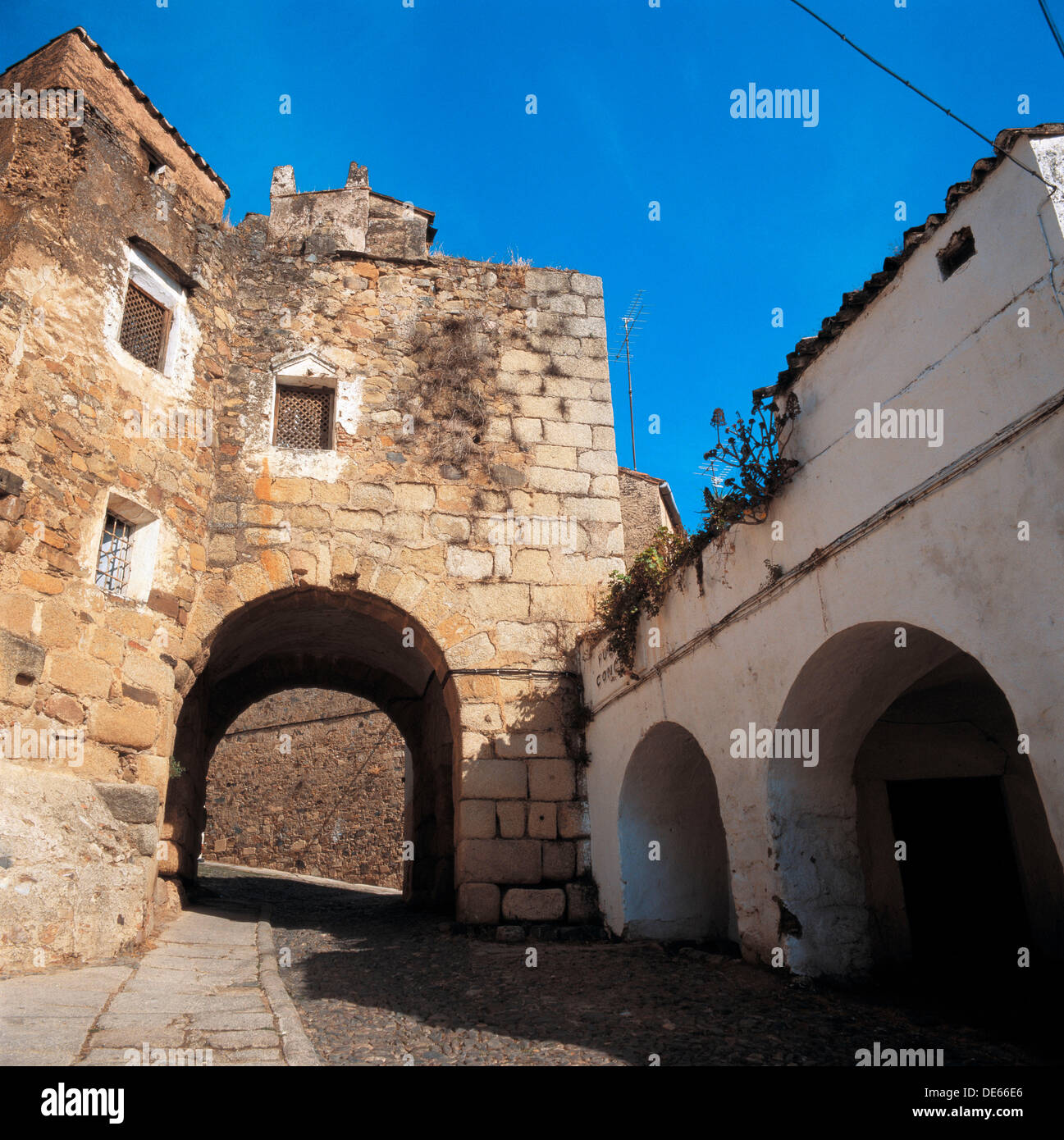 Arco del Cristo at Roman walls, Caceres. Extremadura, Spain Stockfoto, Lizenzfreies Bild