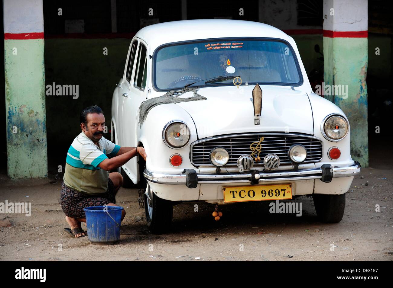 man-washing-ambasssador-car-in-tanjoreso