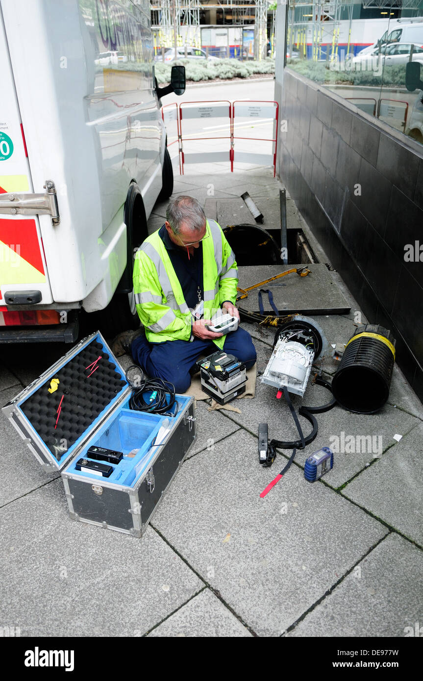 bt-engineer-installing-and-repairing-fibre-optic-cable-DE977W.jpg