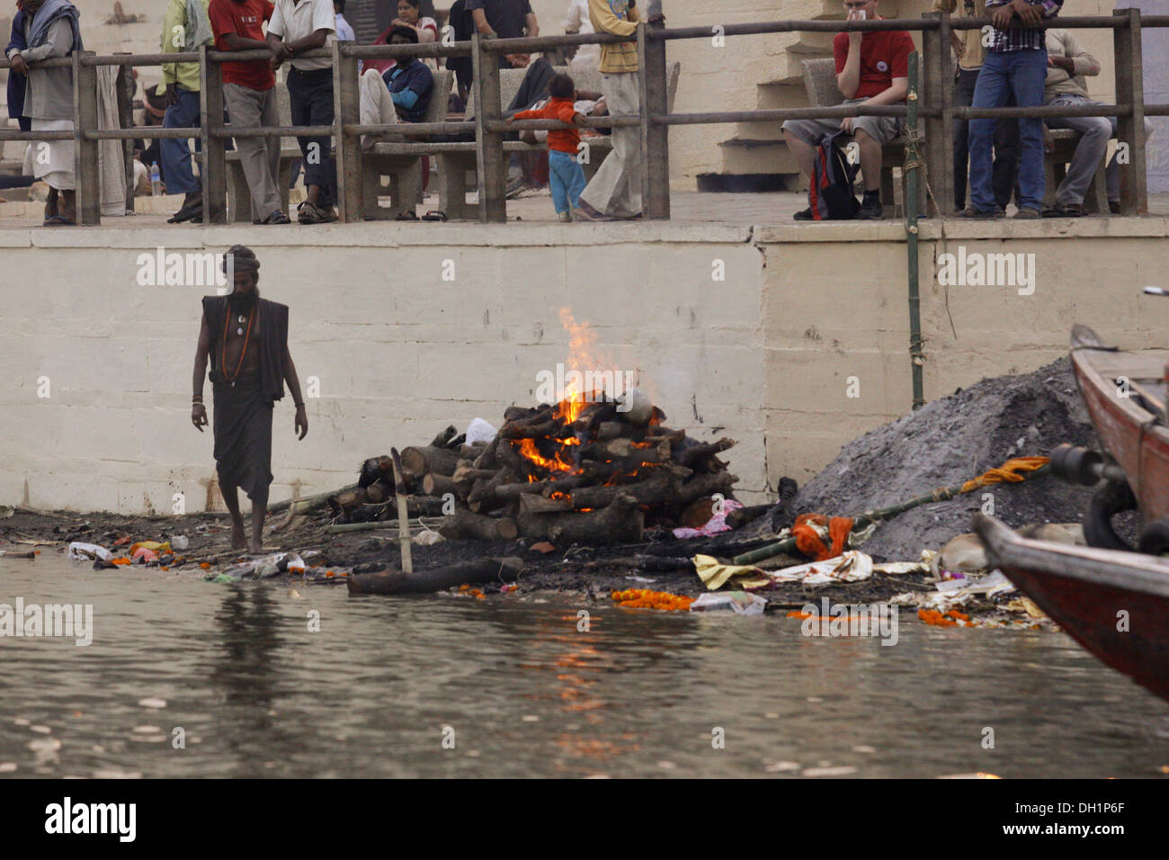 funeral pyre manikarnika ghat Varanasi Uttar Pradesh India Stock Photo