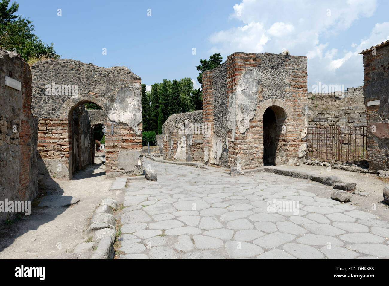 view-of-porta-ercolano-herculaneum-gate-at-the-northwest-side-of-pompeii-DHK8B3.jpg