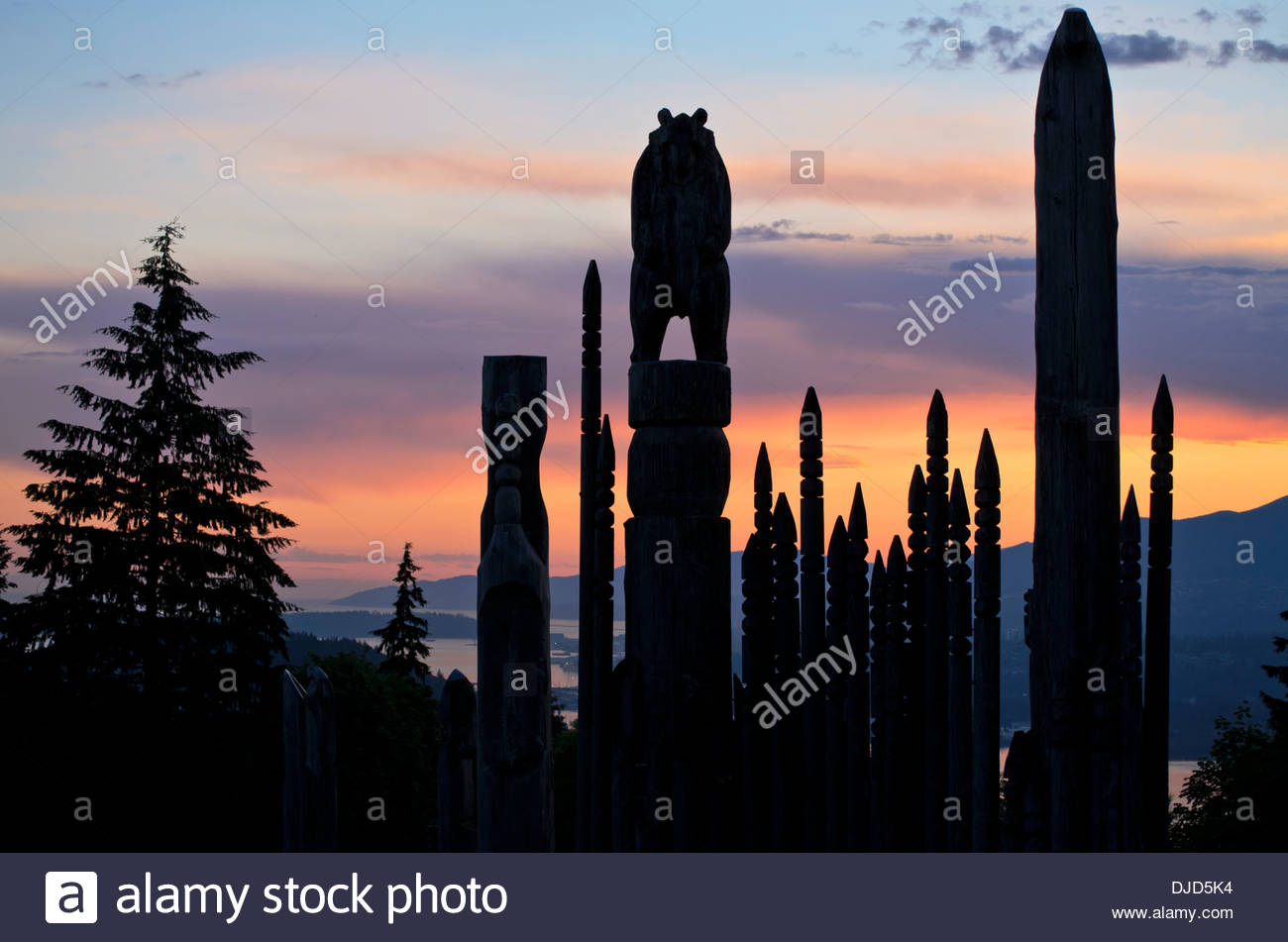 Silhouettes_of_Japanese_totem_poles_incl