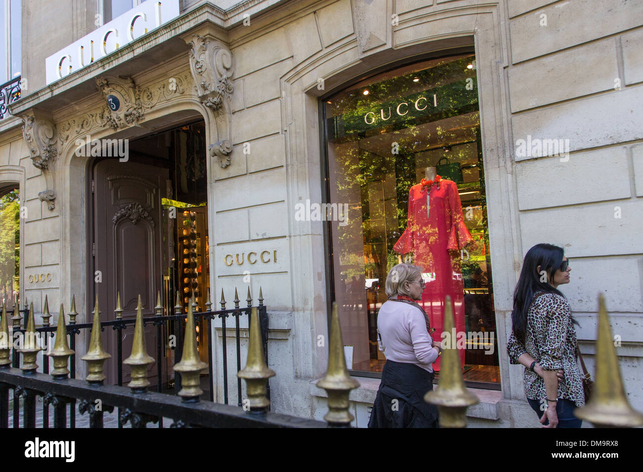 WOMEN IN FRONT OF THE WINDOW OF A GUCCI SHOP, AVENUE MONTAIGNE, 8TH Stock Photo: 64140560 - Alamy