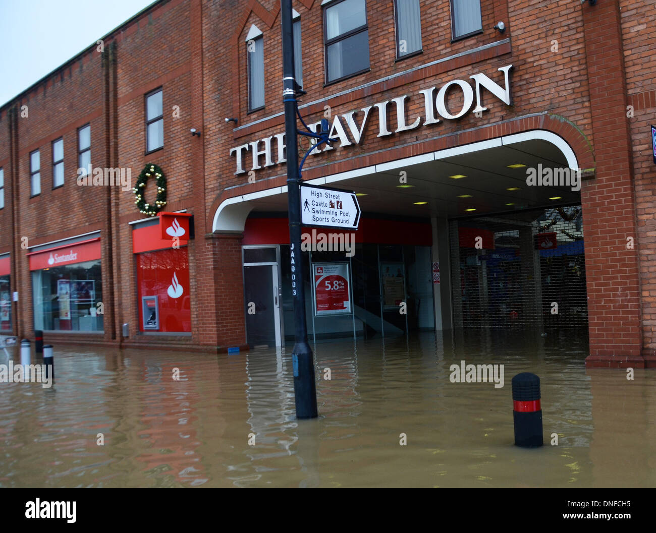 Tonbridge, Kent, UK . 25th Dec, 2013. Residents negotiate flood Stock