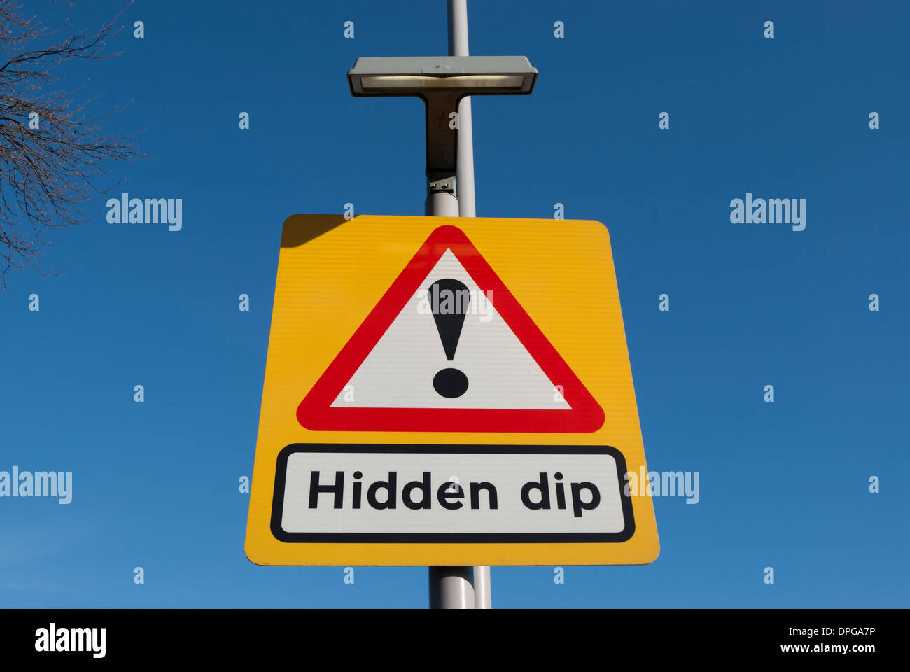 british-road-sign-indicating-a-hidden-dip-and-emphasised-by-an-exclamation-DPGA7P.jpg
