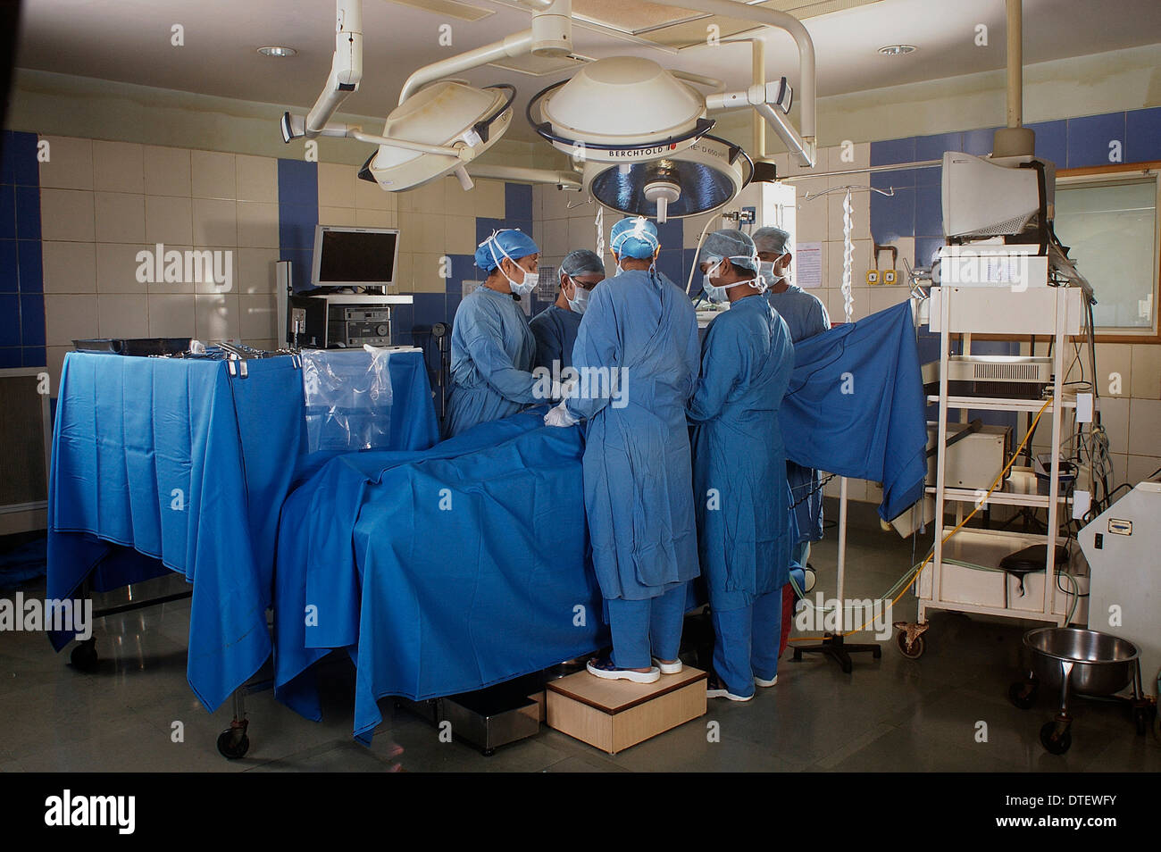 Doctors Performing An Operation In An Operation Theater Stock Photo Alamy
