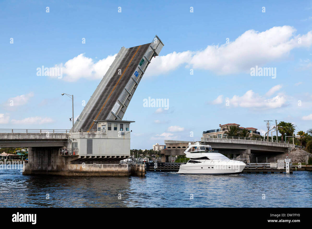 single-leaf-bascule-bridge-along-a1a-at-the-juncture-of-the-hillsboro-DW7FY0.jpg