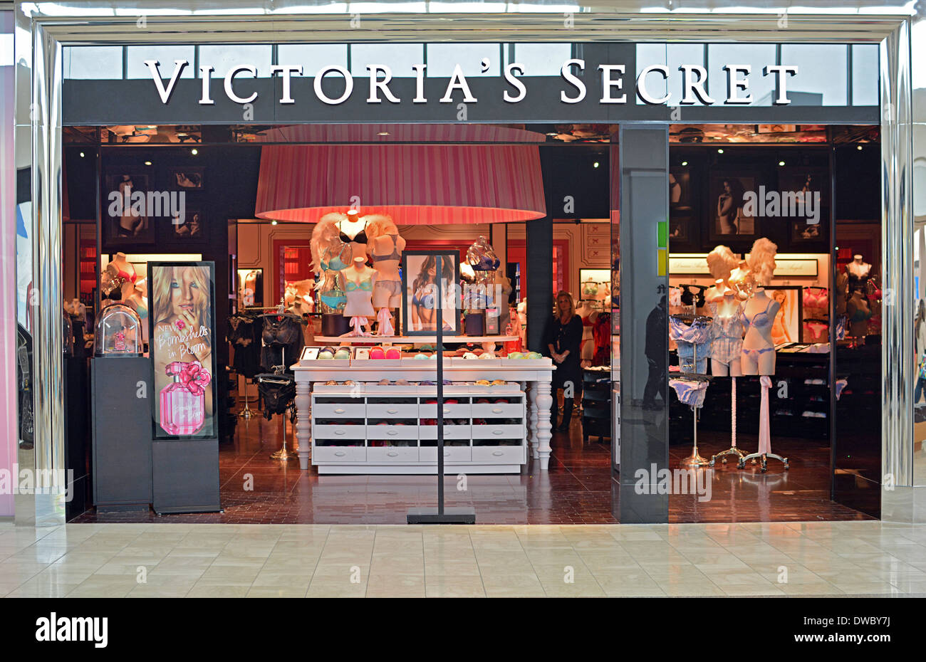 HOT & HAPPENING Promotion valid on November 30th to December 17th, at selected Victoria’s Secret stores. Lowest priced items is free. Valid on full price items. While supplies last. Excludes Victoria’s Secret Grand Indonesia & Beachwalk Shopping Center, Airport & Outlet stores. Ask associates for more details.