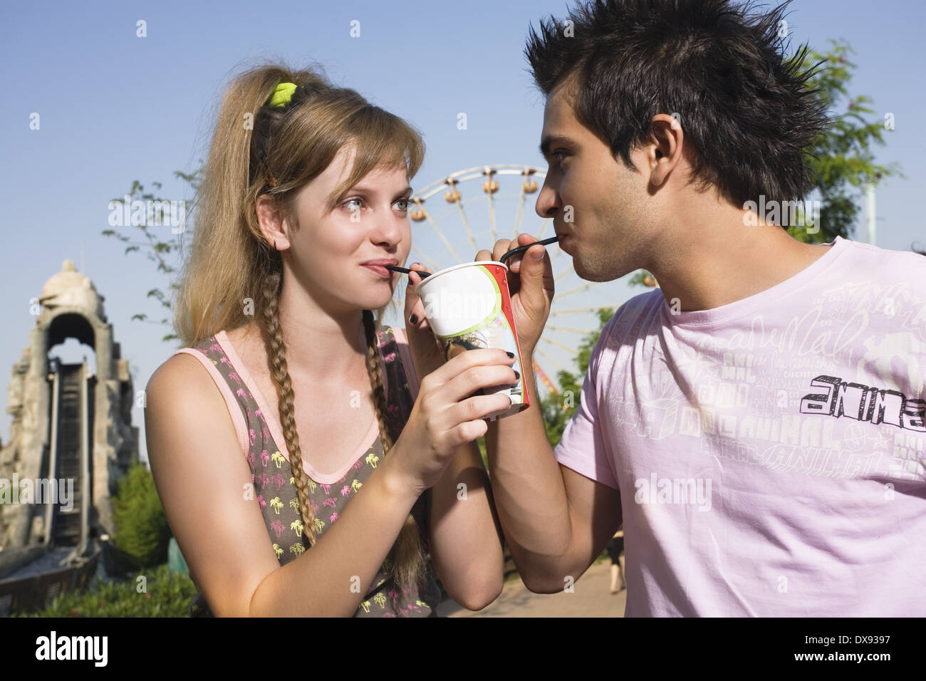 Teenage Couple Sharing A Soda Stockfoto Lizenzfreies Bild 678123
