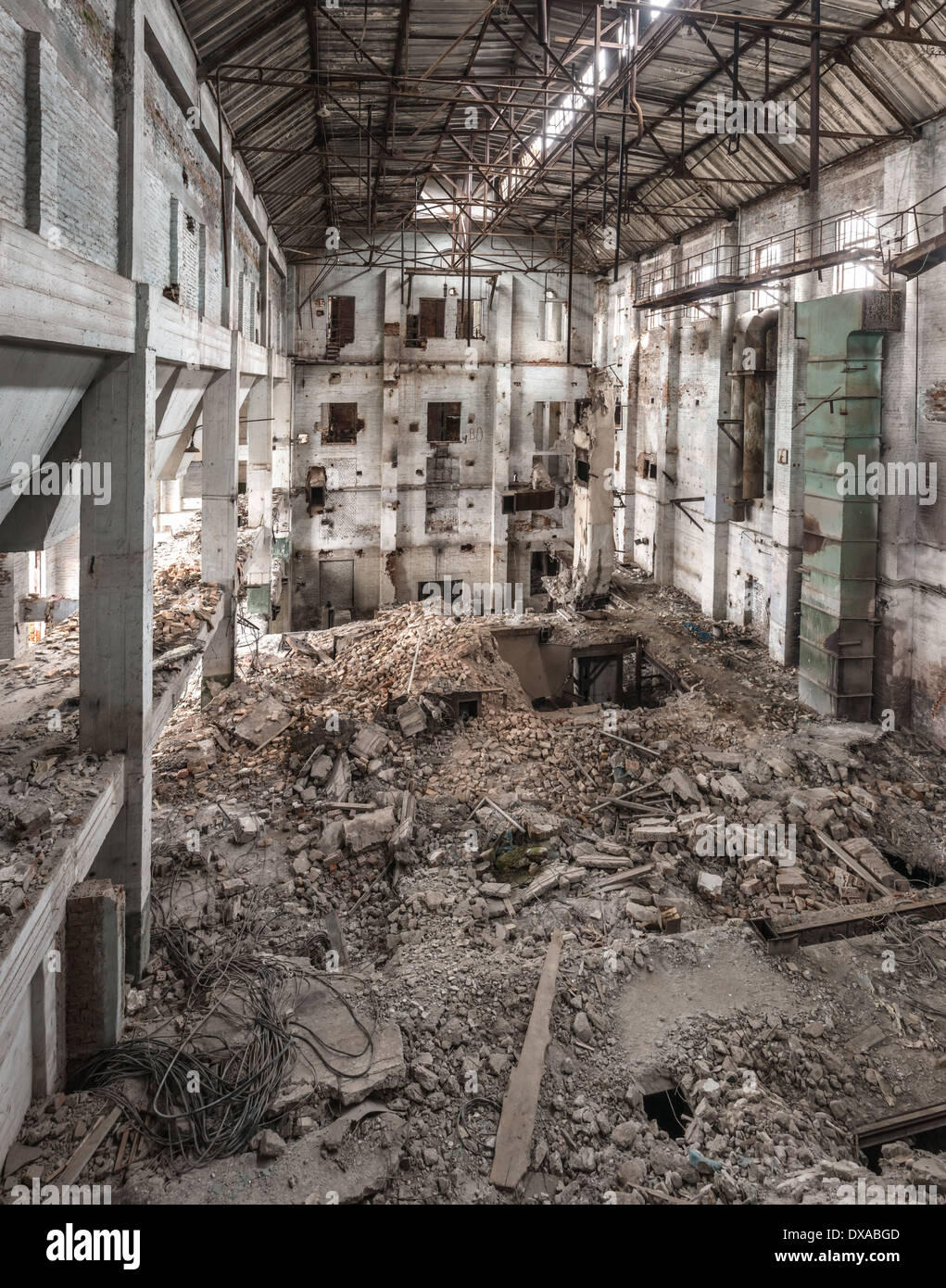 urban-exploration-old-ruined-factory-apartment-DXABGD.jpg