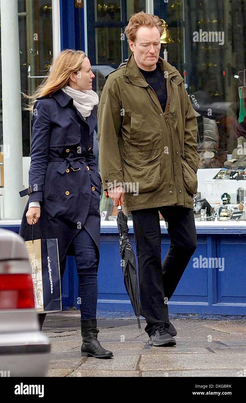 Liza Powel and Conan O'Brien Conan O'Brien, along with his wife and