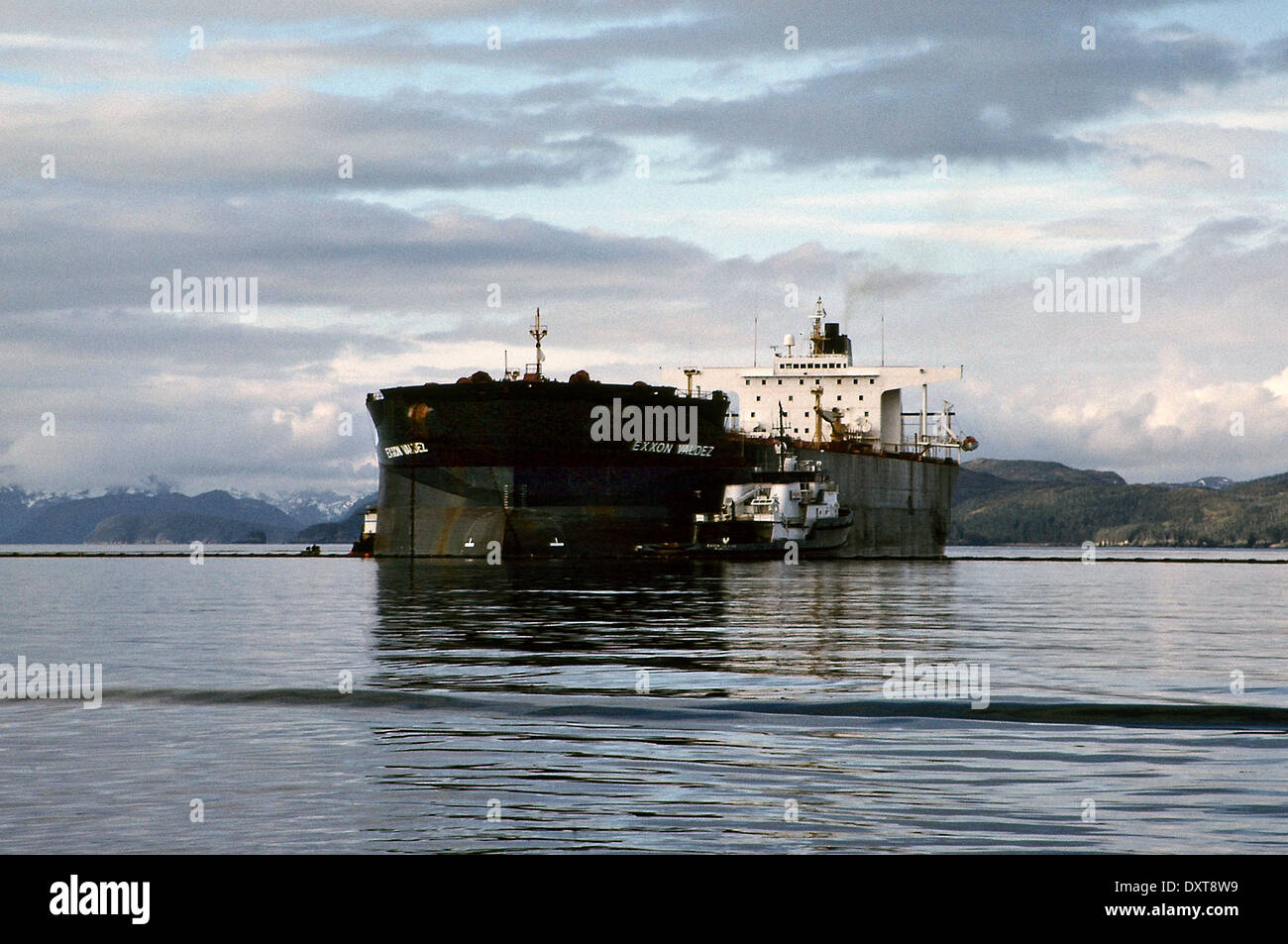 exxon valdez and prince williamson Incident exxon valdez grounded on bligh reef in prince william sound, alaska, on 24 th march 1989 about 37,000 tonnes of alaska north slope crude escaped into the sound and spread widely. exxon valdez and prince williamson Incident exxon valdez grounded on bligh reef in prince william sound, alaska, on 24 th march 1989 about 37,000 tonnes of alaska north slope crude escaped into the sound and spread widely.