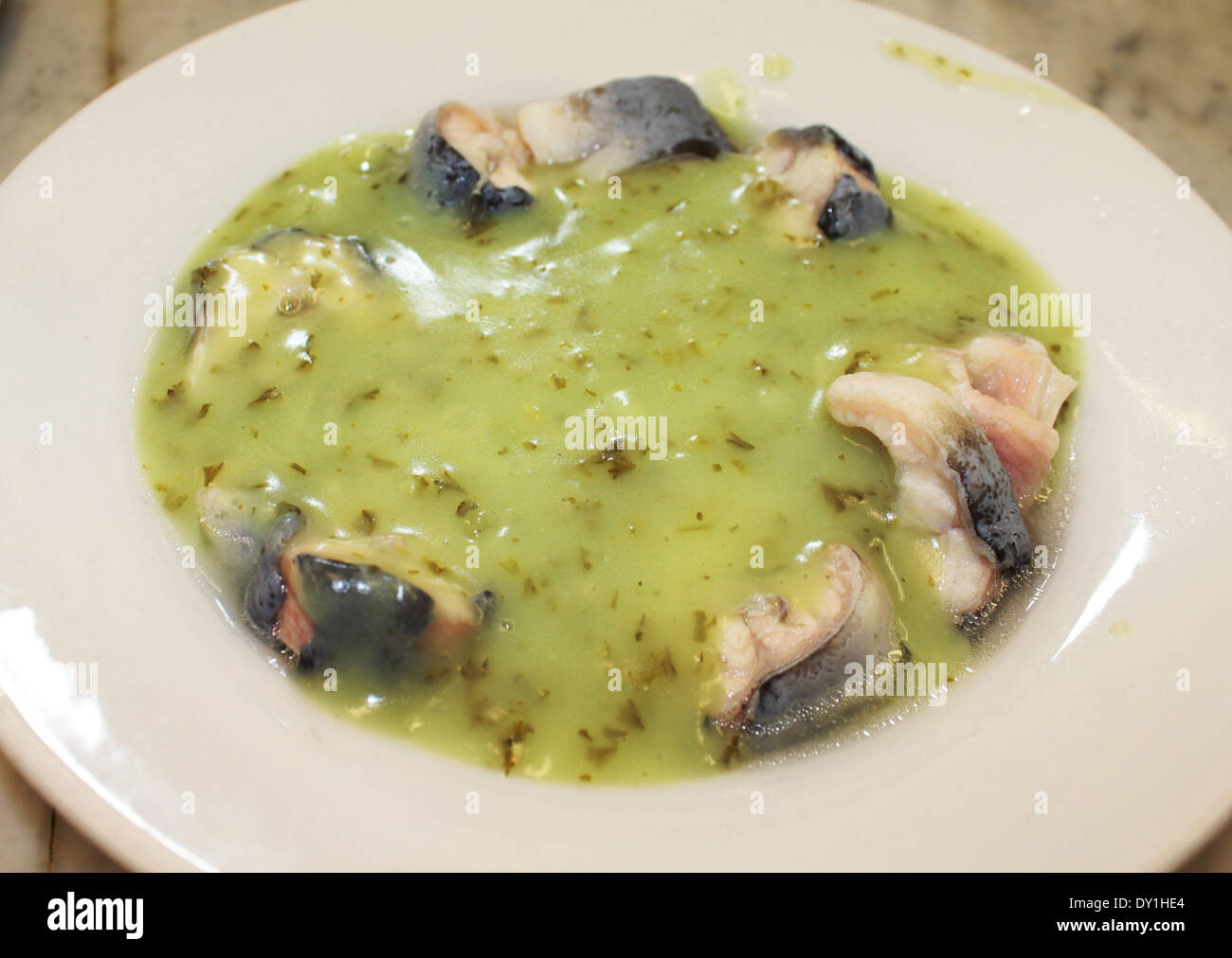http://c8.alamy.com/comp/DY1HE4/jellied-eels-with-eel-liquor-sauce-or-parsley-sauce-at-m-manze-pie-DY1HE4.jpg
