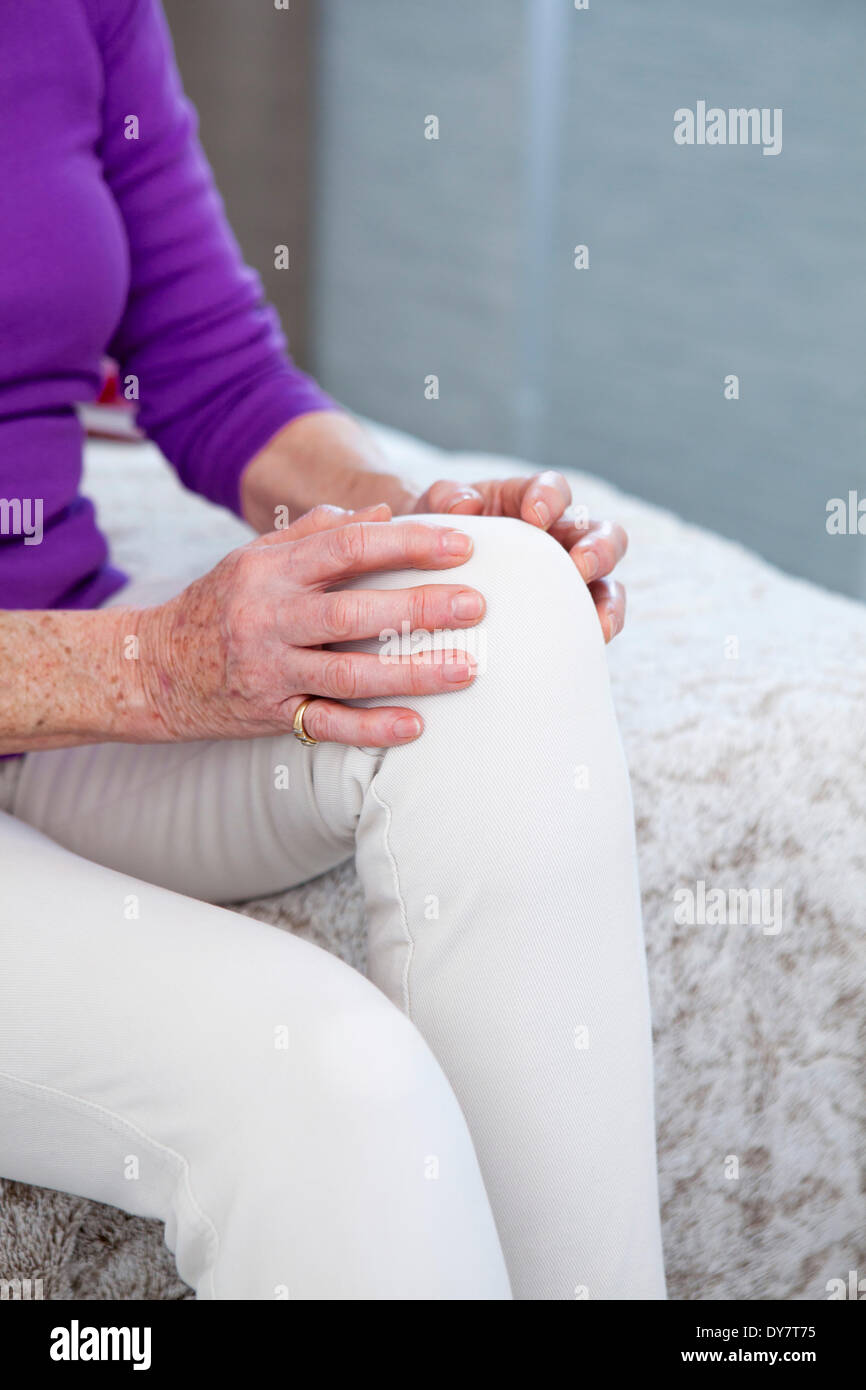 Knee Pain In An Elderly Person Stock Photo Alamy