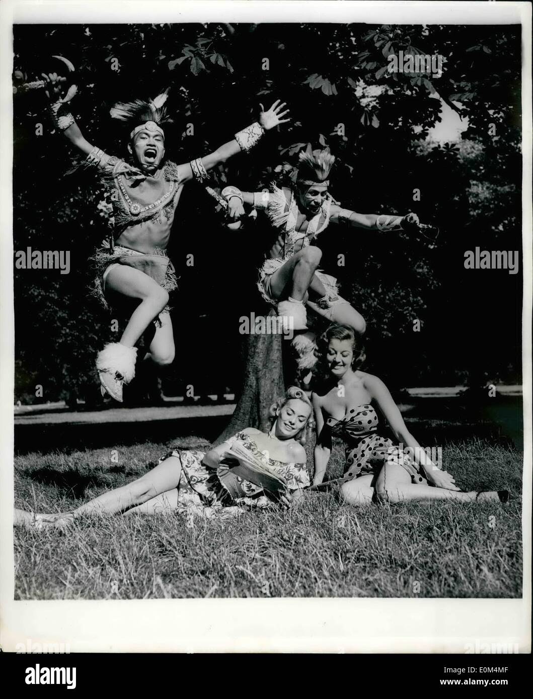 Jul 07 1953 RED INDIANS IN LONDON PARK THEY DO NOT WORRY THE