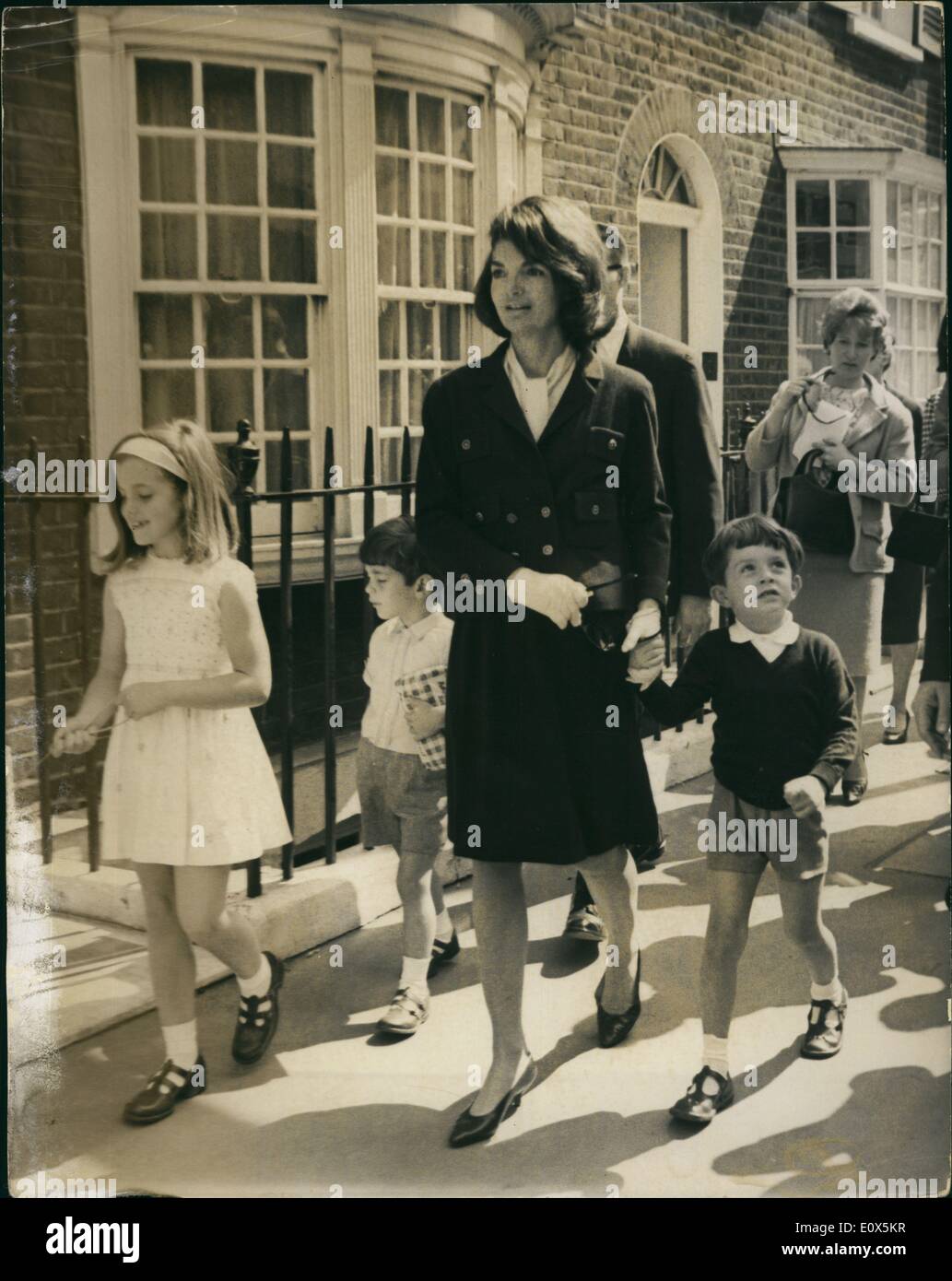 May 05, 1965 Jackie Kennedy and her sister go to Buckingham Palace