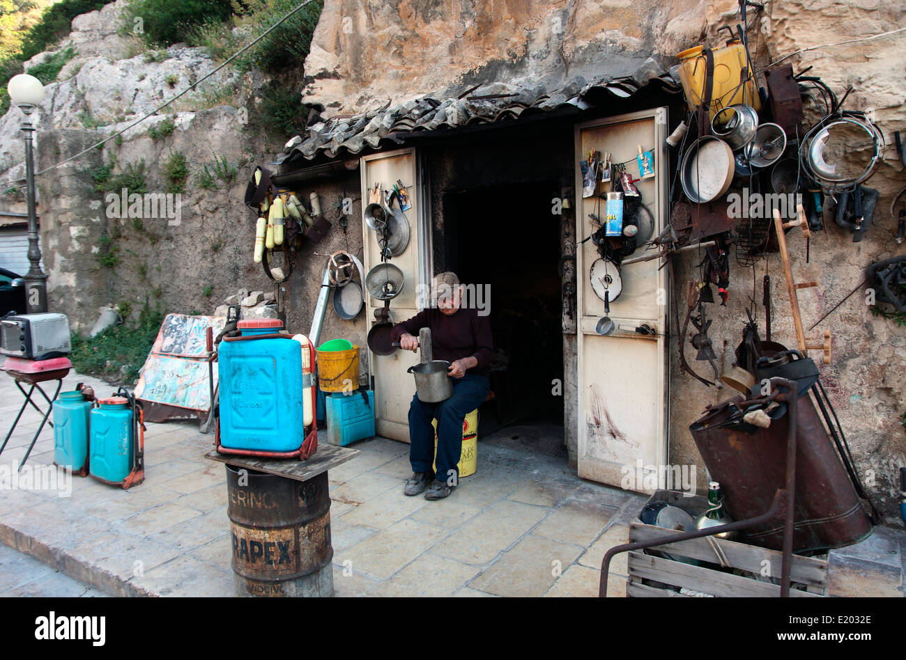 Tinsmith-Giovanni-with-his-cave-dwellers