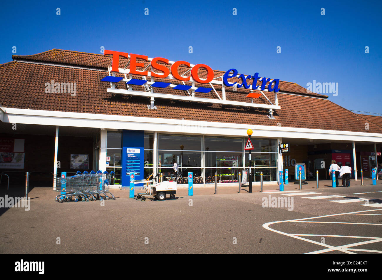 TESCO extra, logo, shop, shopping trolley, cart, Horsham, Sussex Stock