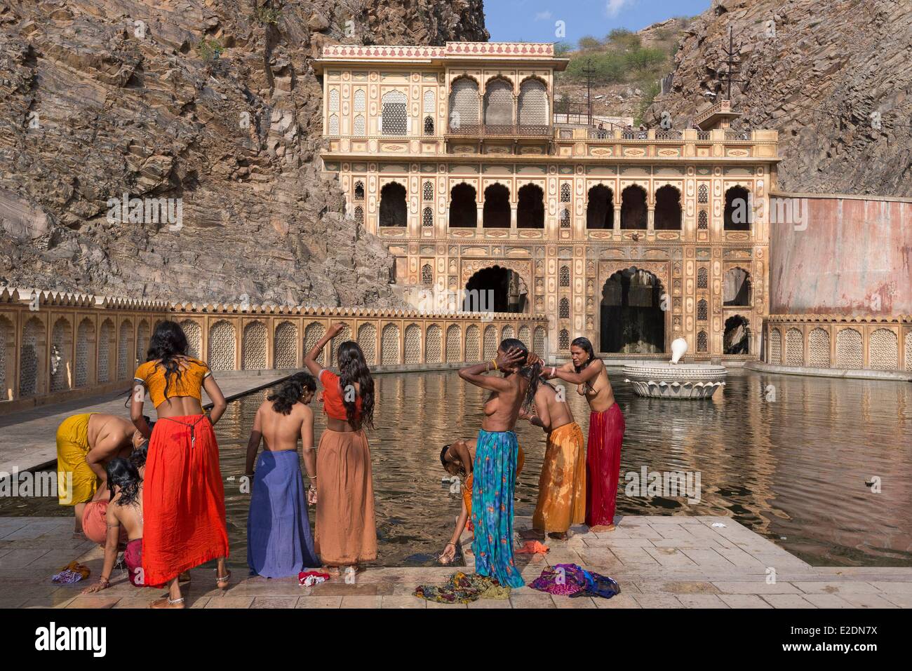 India Rajasthan State Jaipur Women Bathing In The Galta Temple Stock 