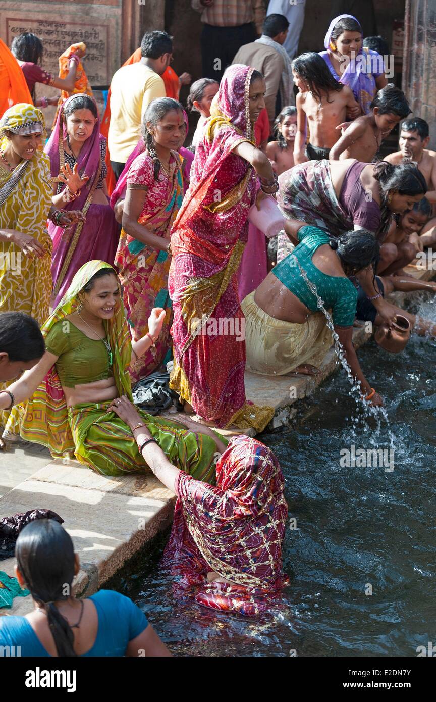 India Rajasthan State Jaipur Women Bathing In The Galta Temple Stock 