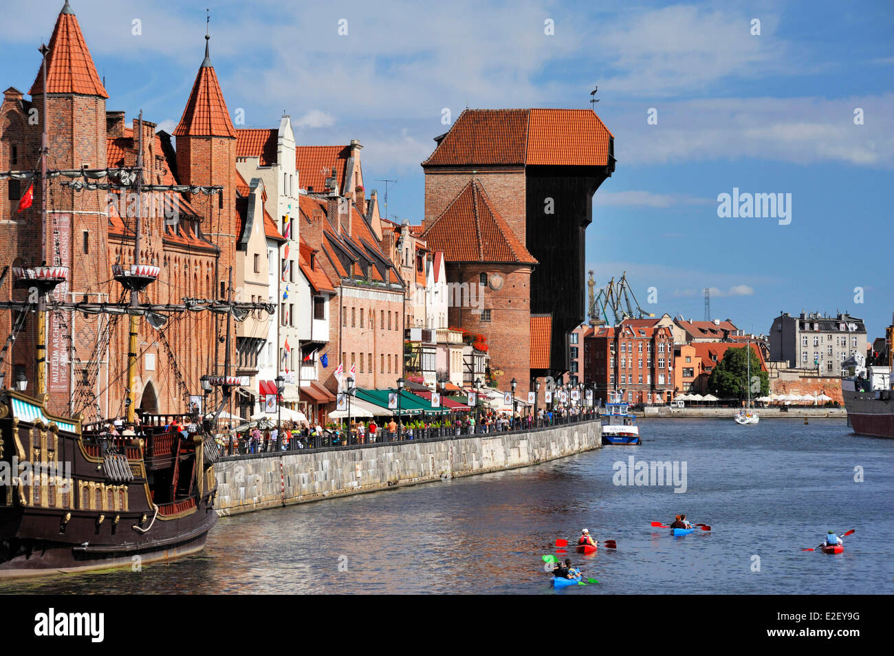 poland-pomerania-gdansk-long-wharf-dlugie-pobrzeze-of-the-old-harbor-E2EY9G.jpg