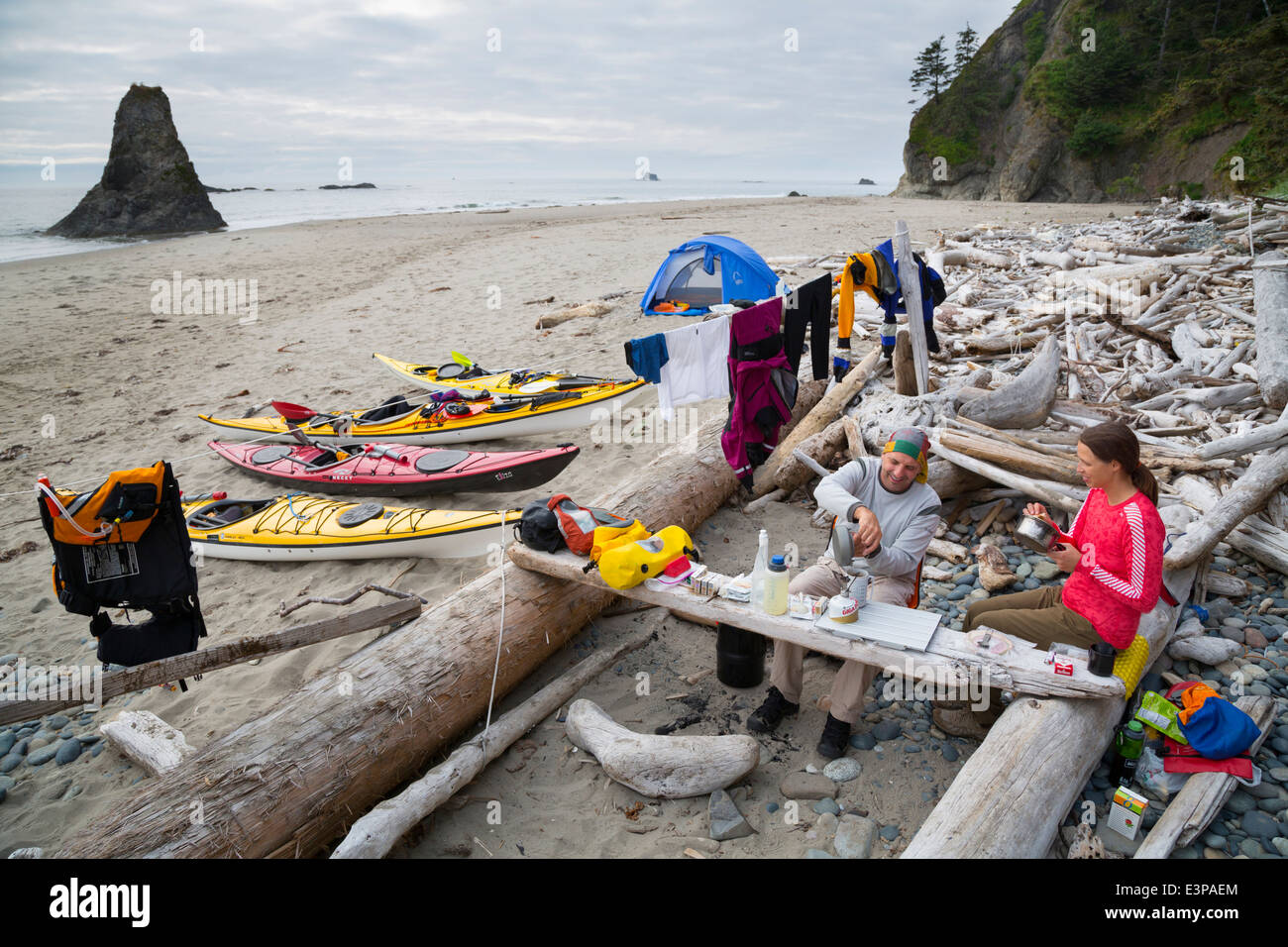 USA Washington Sea Kayakers Enjoy Makeshift Driftwood Kitchen