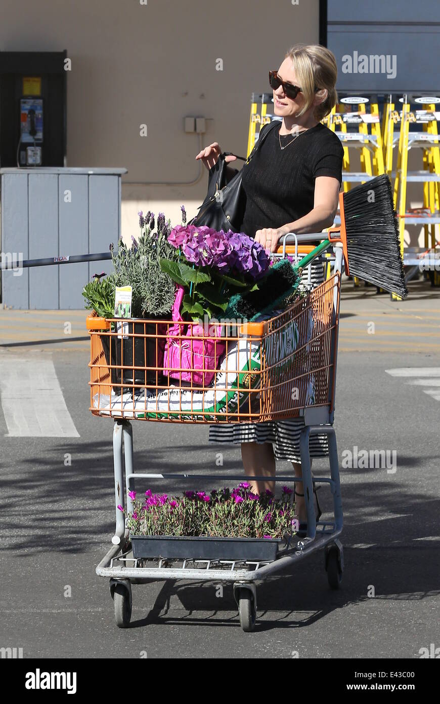 Naomi Watts buys flowers and plants at Home Depot Featuring: Naomi ... Naomi Watts buys flowers and plants at Home Depot Featuring: Naomi ...