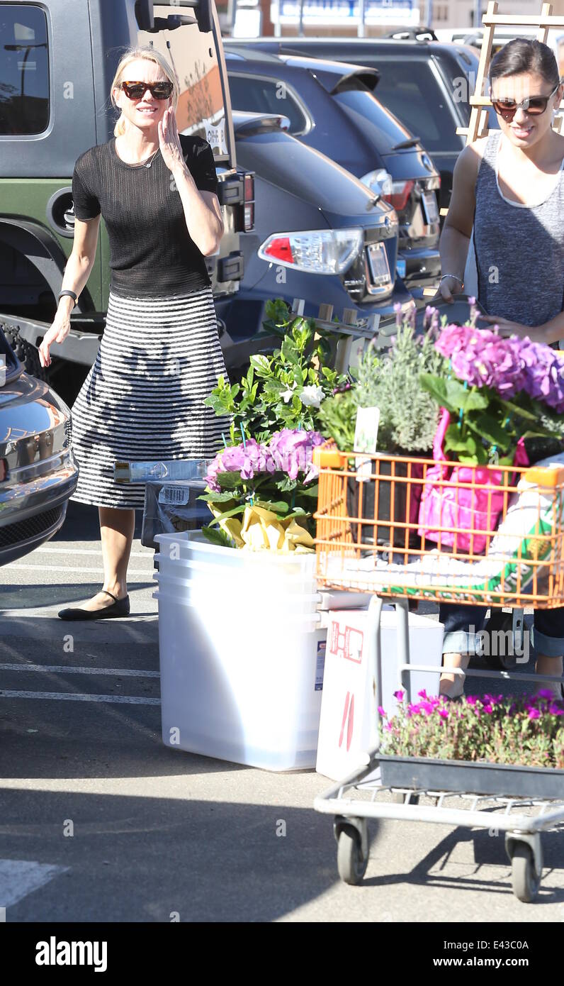 Naomi Watts buys flowers and plants at Home Depot Featuring: Naomi ... Naomi Watts buys flowers and plants at Home Depot Featuring: Naomi ...
