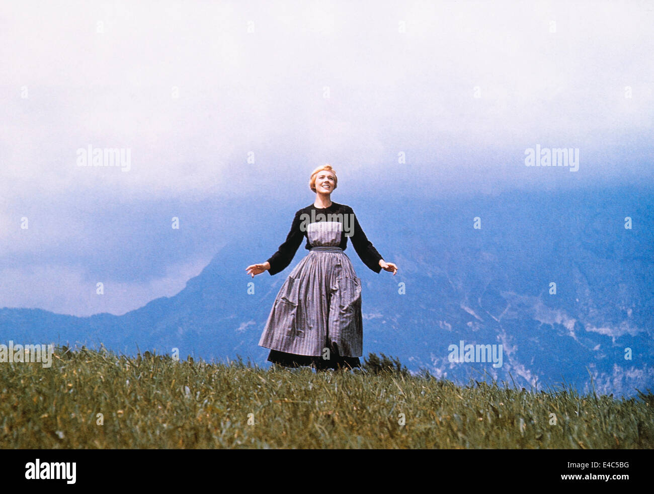 julie-andrews-on-set-of-the-film-the-sou