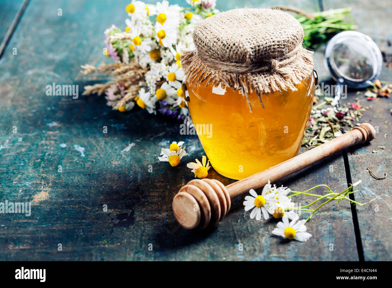 Honey_and_Herbal_tea_on_wooden_backgroun