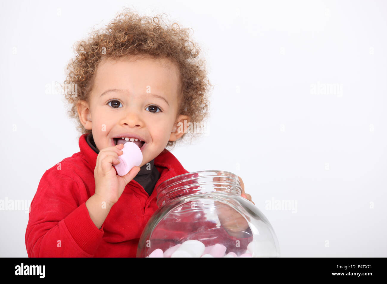 A cute kid eating marshmallow Stockfoto, Lizenzfreies Bild 71847525