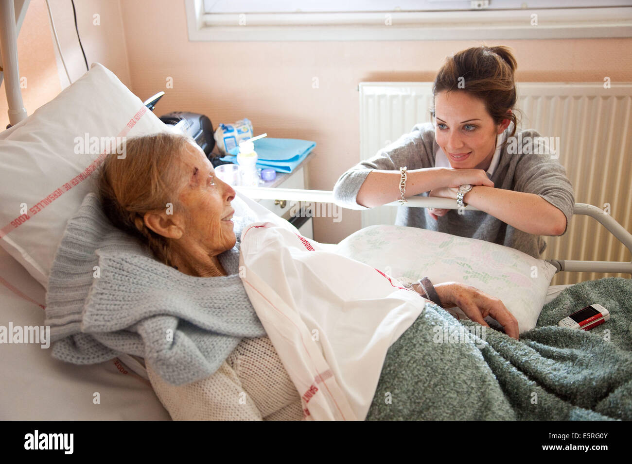 Art therapist at patient's bedside, Palliative care department Stock