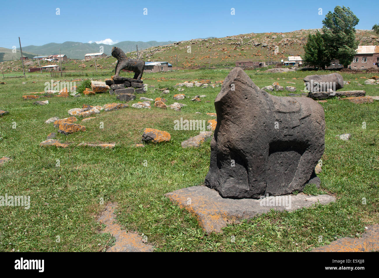horse-statues-on-a-grave-yazidi-village-